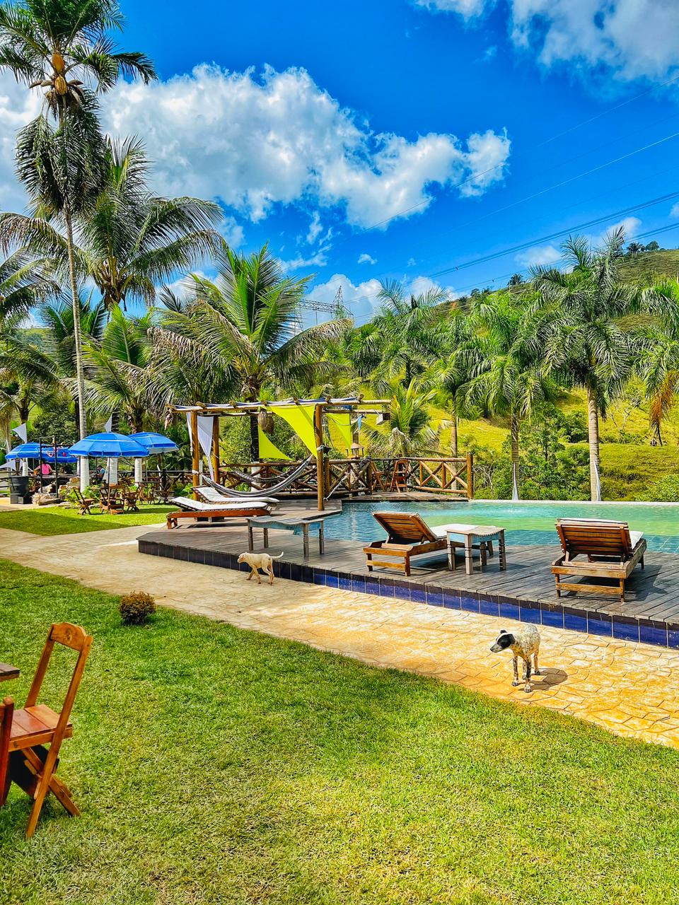 Piscina da Pousada Canto da Mata em dia de sol