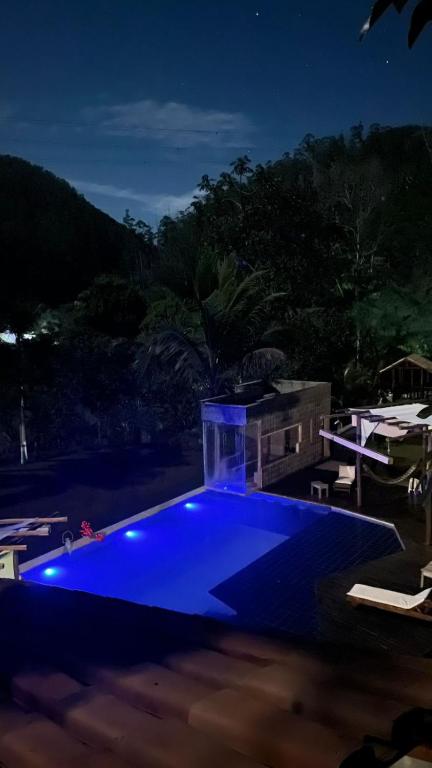 Piscina iluminada de azul à noite