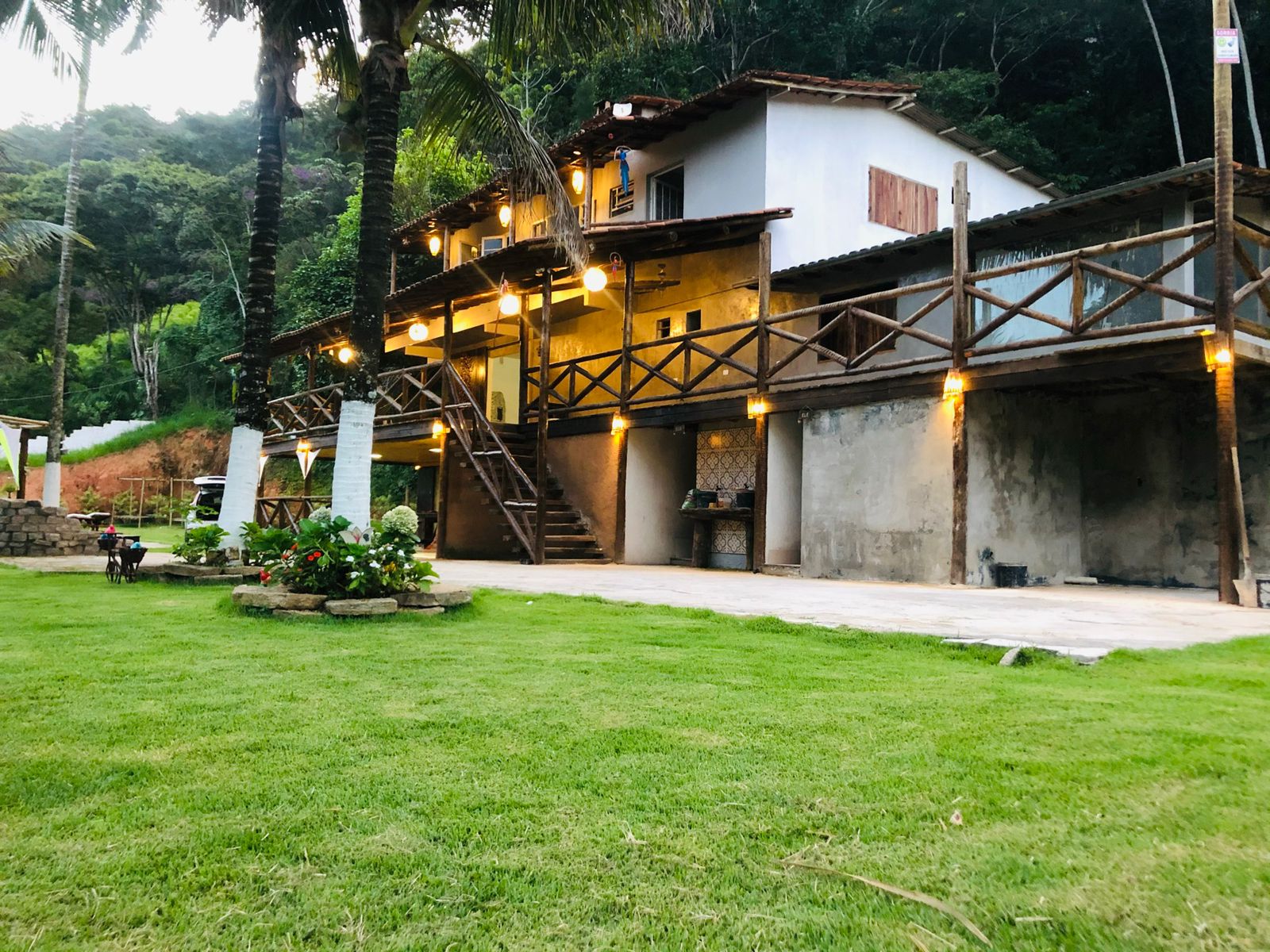 Fachada da sede da pousada ao entardecer