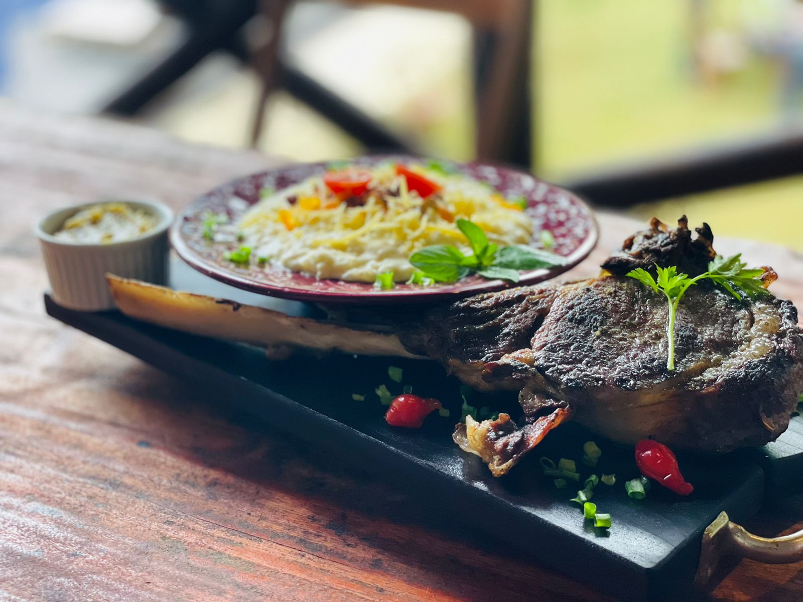 Bife na chapa com purê, servido no restaurante