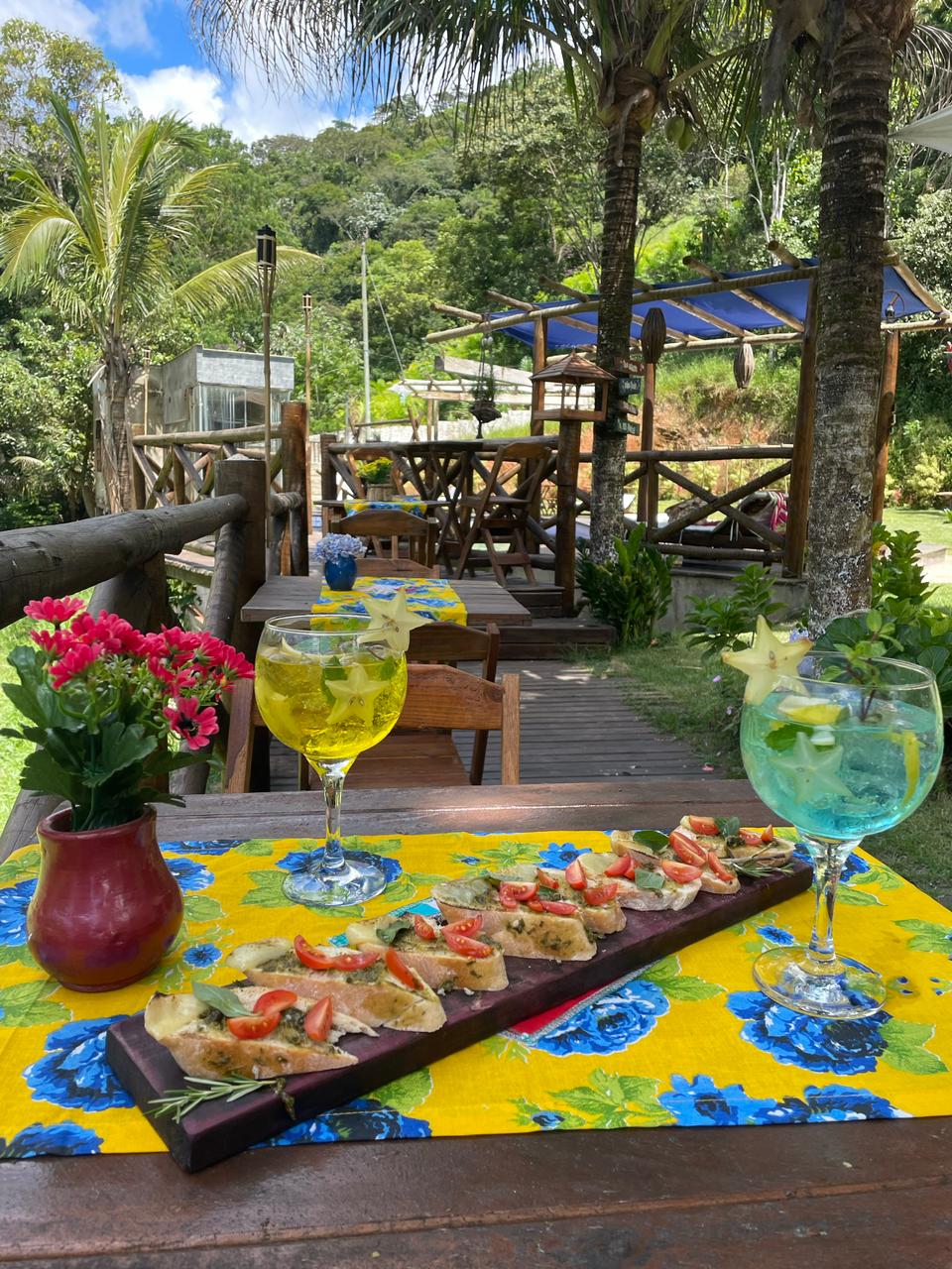 Bruschetta e drinques servidos no deck do restaurante