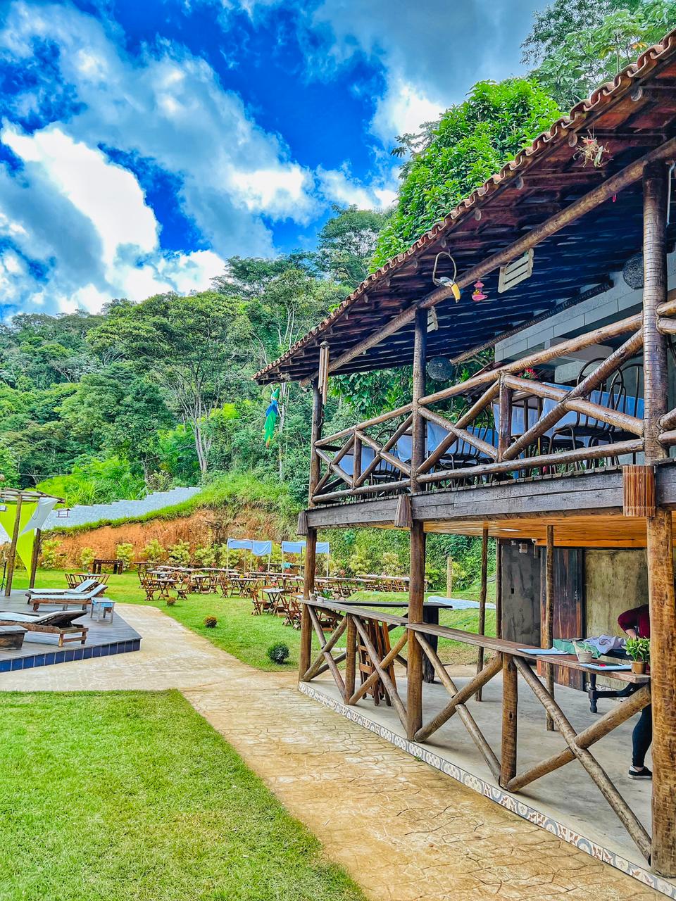 Deck e fachada do restaurante em meio à mata