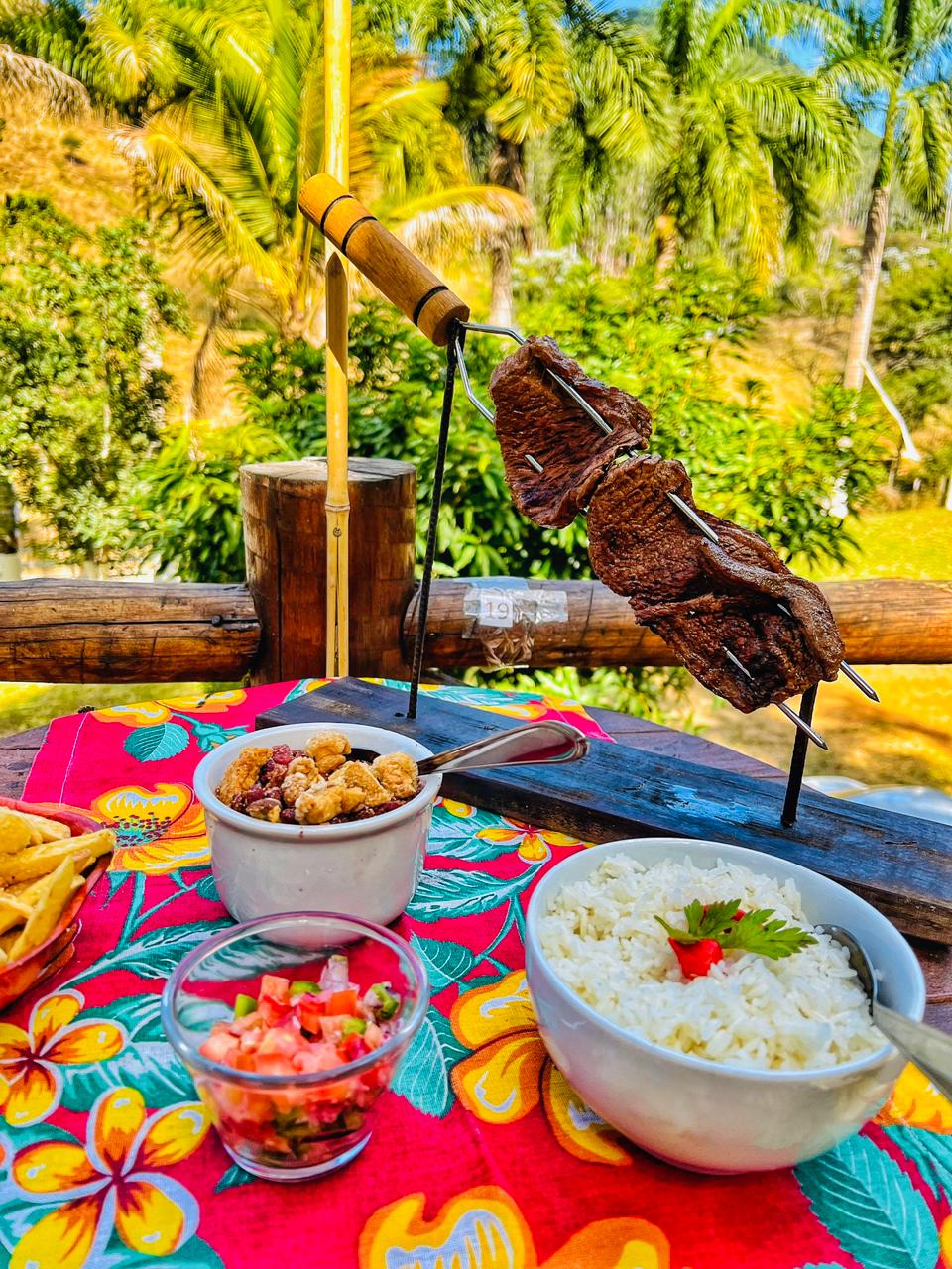 Picanha na brasa com arroz e farofa