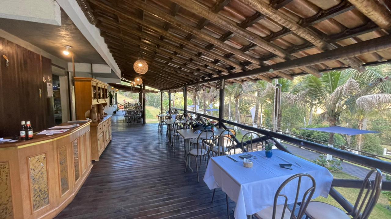Varanda do restaurante com mesas postas